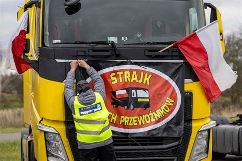 Vilkikų vairuotojai bendrauja pertraukos metu