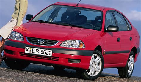 Toyota Avensis kartų evoliucija ir dizaino ypatumai
