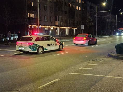 Nuotrauka: automobilis parkuojamas neleistinoje vietoje