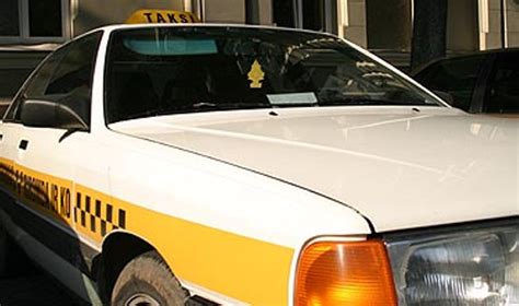Taksi automobilis mieste naktį
