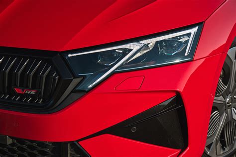 „Škoda Octavia RS“ priekio dizaino detalės su LED žibintais