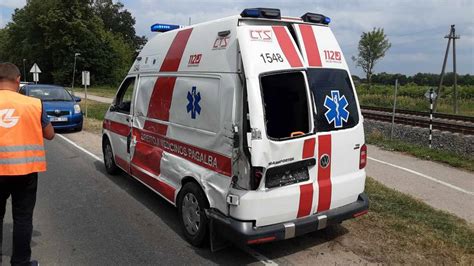 Teminis nuotrauka: avarijos vieta, naktis, policijos automobilis, greitosios medicinos pagalbos automobilis, BMW automobilio ir motociklo nuolaužos
