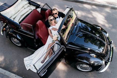 Teminis foto: senovinis retro automobilis papuoštas vestuvėms