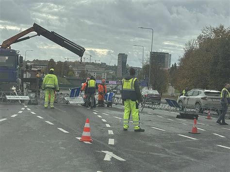 nuotrauka su avarijos vieta ir ugniagesiais gelbėtojais
