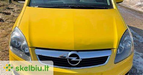 Opel Zafira nuotrauka su atidarytu variklio skyriumi