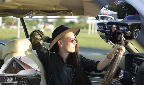 Tematinė nuotrauka: žmogus, sėdintis prie automobilio vairo ir besimokantis vairuoti