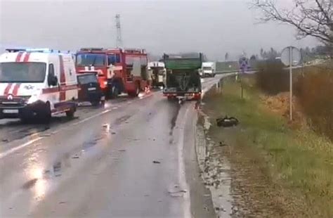 Penki skirtingi automobiliai, dalyvavę avarijoje Kauno rajone, tarp jų ir apvirtęs automobilis.