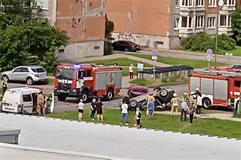 Policijos pareigūnai dirba avarijos vietoje Kaune, kur susidūrė trys automobiliai ir vienas apvirto.