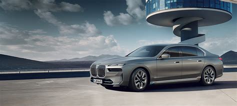 BMW 7 serijos sedano priekio vaizdas su apšviestomis grotelėmis