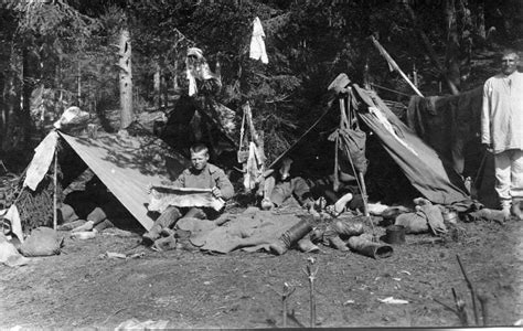 Istorinė nuotrauka: Rusų pėstininkai stovyklauja ir džiovina autus, 1916 metai