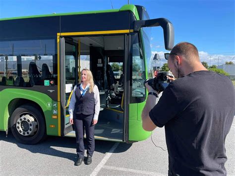 Tematinė nuotrauka: moteris vairuojanti autobusą