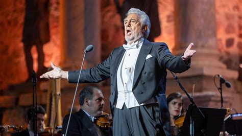 Plácido Domingo diriguojantis orkestrui