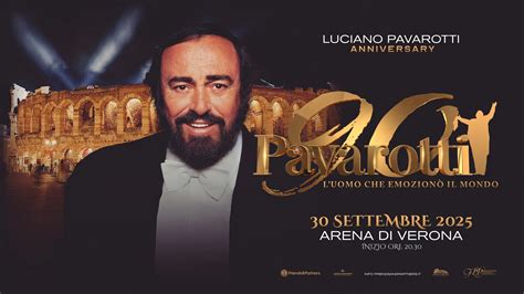 Luciano Pavarotti dainuojantis scenoje