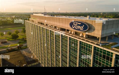 Teminis Ford Motor Company logotipo ir automobilio nuotrauka