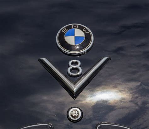 BMW logotipo raida ir Bavarijos spalvų simbolika