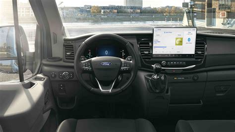 Ford Transit Custom eksterjero ir interjero dizainas, su pabrėžiamu SYNC 4 ekranu