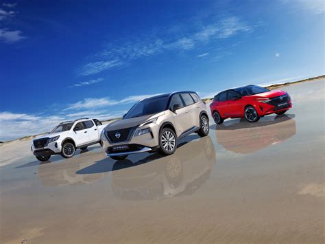 Tematinė nuotrauka su Nissan Navara pikapu įvairiose kelio sąlygose