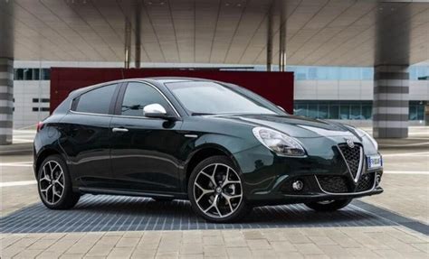 Pavyzdys: Alfa Romeo Giulietta automobilis su sumontuotais langų deflektoriais