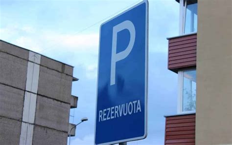 Kelio ženklas „Rezervuota stovėjimo vieta“ ir nurodomos baudos suma