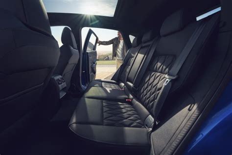 Nissan Qashqai salono interjero dizainas su patobulintomis sėdynėmis ir nauju D formos vairu