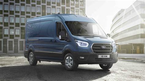 Teminė nuotrauka: modernus Ford Transit furgonas mieste