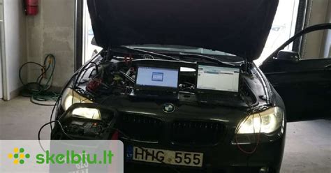 Autoelektrikas atlieka automobilio diagnostiką