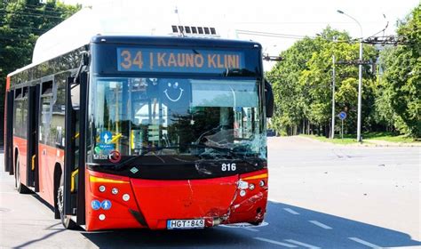 nuotrauka, kurioje matomas automobilis ir autobusas