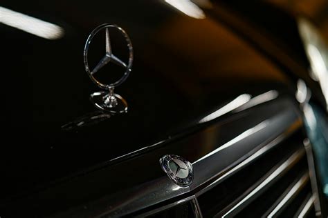 Mercedes-Benz logotipas ir istoriniai automobiliai