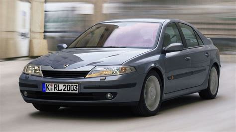 Tematinė nuotrauka: vairuotojas reguliuoja sėdynę Renault Laguna 1999m modelyje