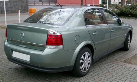 schematinis Opel Vectra C automobilio modelis su pažymėtomis padangomis ir ratlankiais
