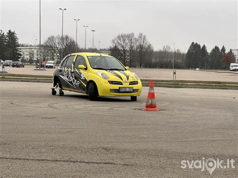 ekologiškas vairavimas, automobilis su išmetamaisiais dujomis