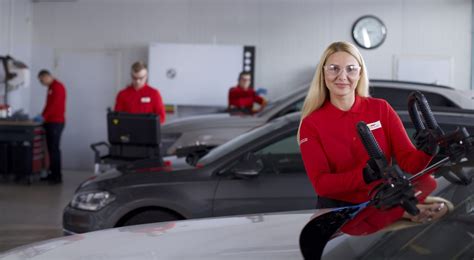 Meistras, dirbantis su automobilio salonu