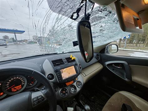 paveikslėlis, iliustruojantis pažeistą automobilio stiklą