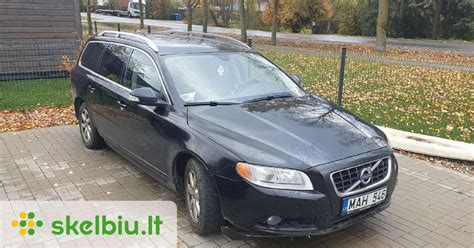 Volvo V70 automobilis ant keltuvo