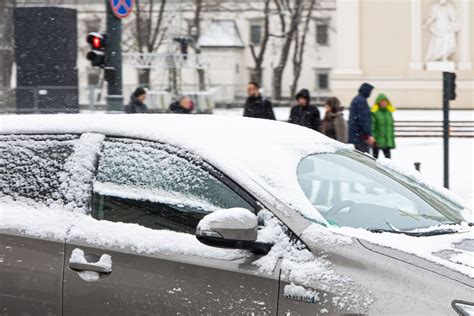Automobilio judėjimo per sniegą arba slidžią kelio dangą schema
