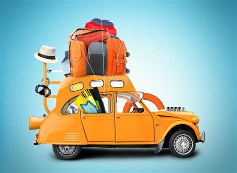 Teminė nuotrauka su automobiliu ir keliu, simbolizuojančiu keliones