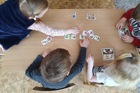 Vaikai žaidžia edukacinius stalo žaidimus