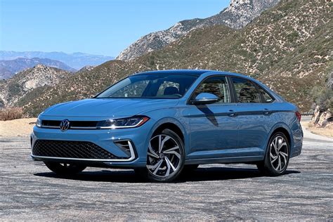 automobilis Volkswagen Jetta po avarijos, įstrigęs upelyje