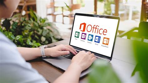 Tematinė nuotrauka: žmogus dirbantis su Microsoft Office programomis