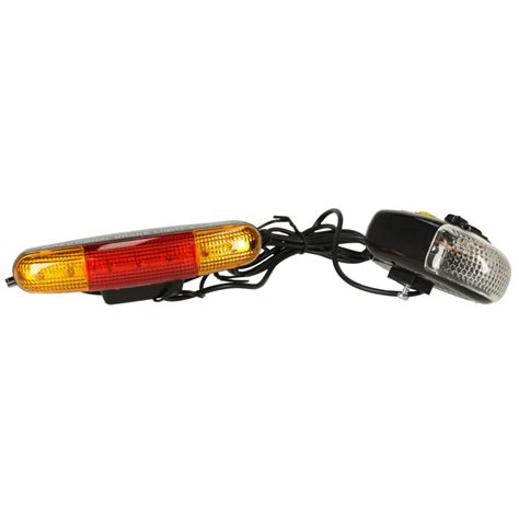 Mercedes ML W164 su dinaminiais LED posūkio signalais, iliustruojanti šviesos slinktį