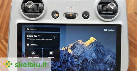 Jūrų laivo navigacijos pultas su GPS ekranu