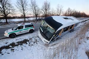 autobusas nuslydęs nuo kelio žiemą
