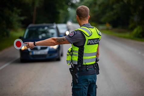 Policijos automobilio nuotrauka, simbolizuojanti kontrolę