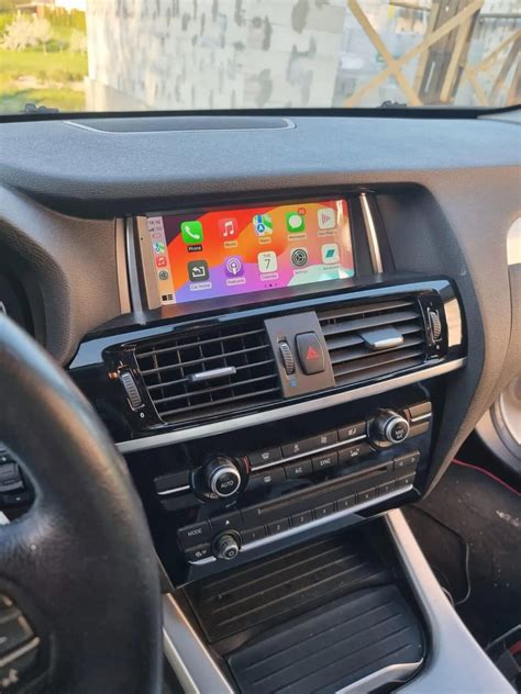 Nuotraukų galerija su įvairių automobilių multimedijos sistemomis ir navigacijomis.