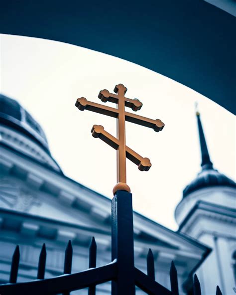 Teminė nuotrauka: malda, rankos suglaustos, kryžius fone