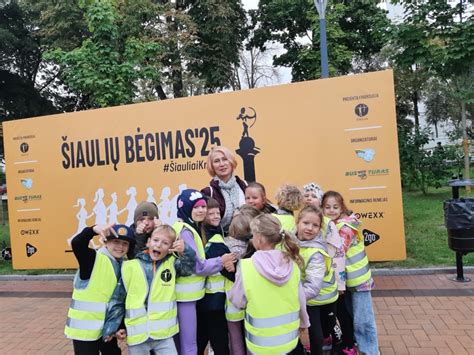Teminė nuotrauka: žmonės, susikibus rankomis, simbolizuojantys bendrystę