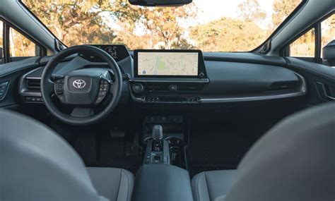 Toyota Prius Plus interjero nuotrauka, rodanti prietaisų skydelį ir centrinę konsolę