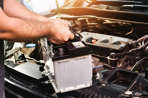 Autoservisų darbuotojai atlieka kompiuterinę diagnostiką ir remontuoja automobilio variklį