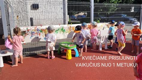 Teminis nuotrauka: šeima patogiai įvažiuoja į kiemą per automatinius vartus