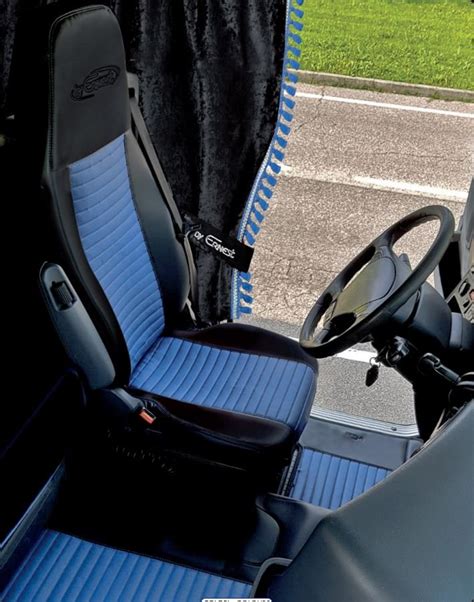 Sunkvežimio kabinos interjero nuotrauka su ergonomine sėdyne